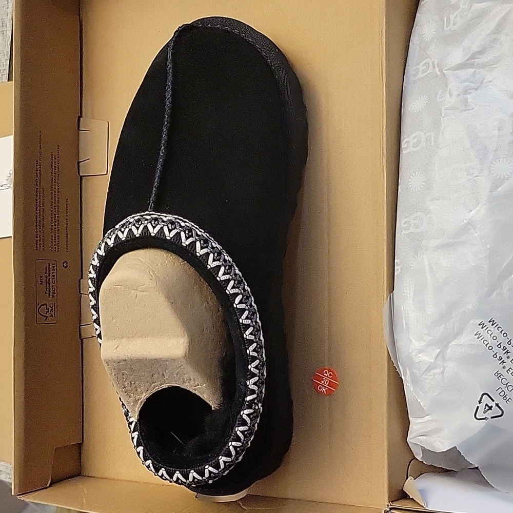 Tasman black slippers